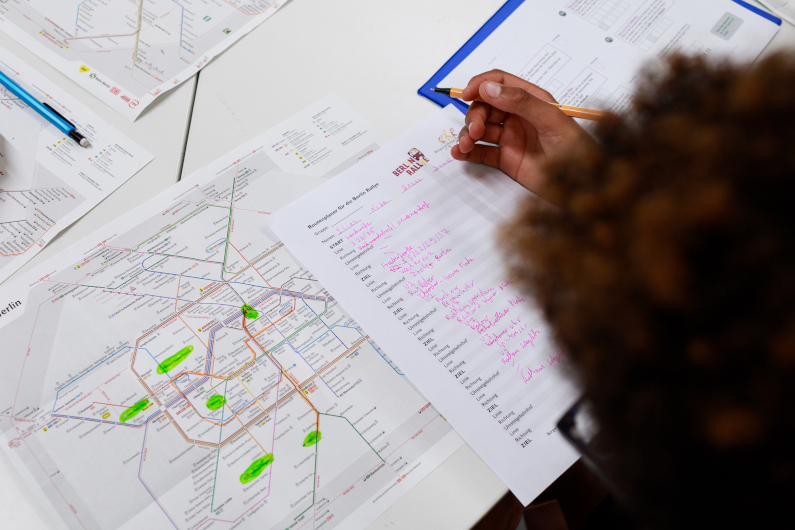 Schüler vor Nahverkehrs-Netzplan