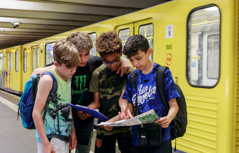 Gruppe von Schülern plant eine Fahrt mit der U-Bahn