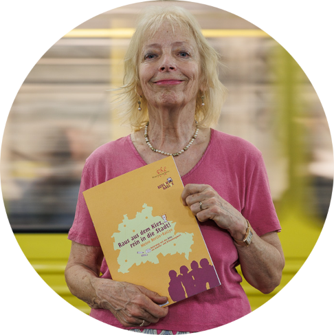 Dr. Vera Buschmann mit Arbeitsheft in der Hand