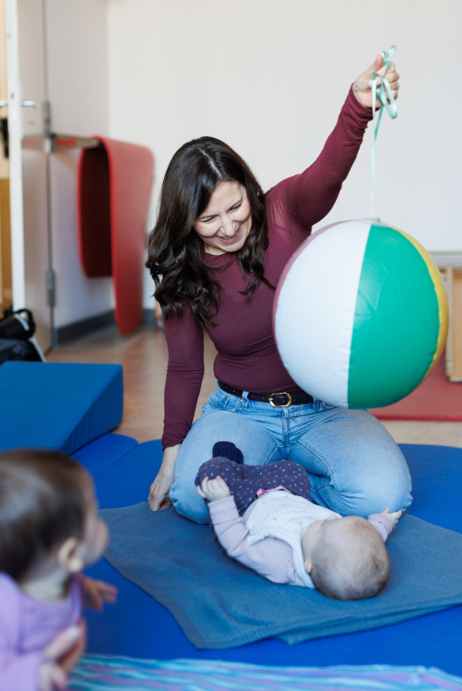 Mutter spielt mit ihrem Kleinkind